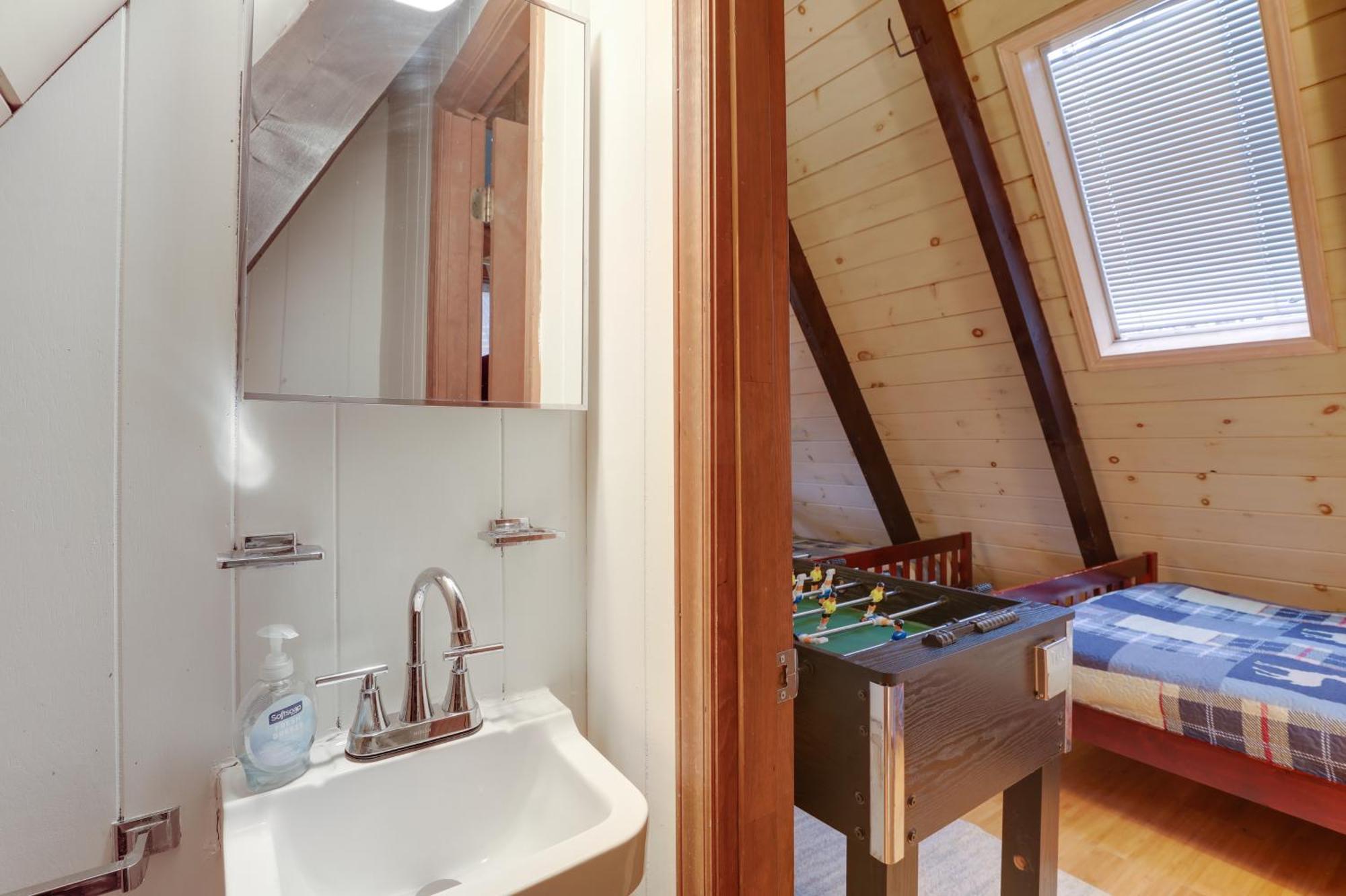 A-Frame Cabin With Hot Tub 1 Mi To Beech Mountain! Bagian luar foto