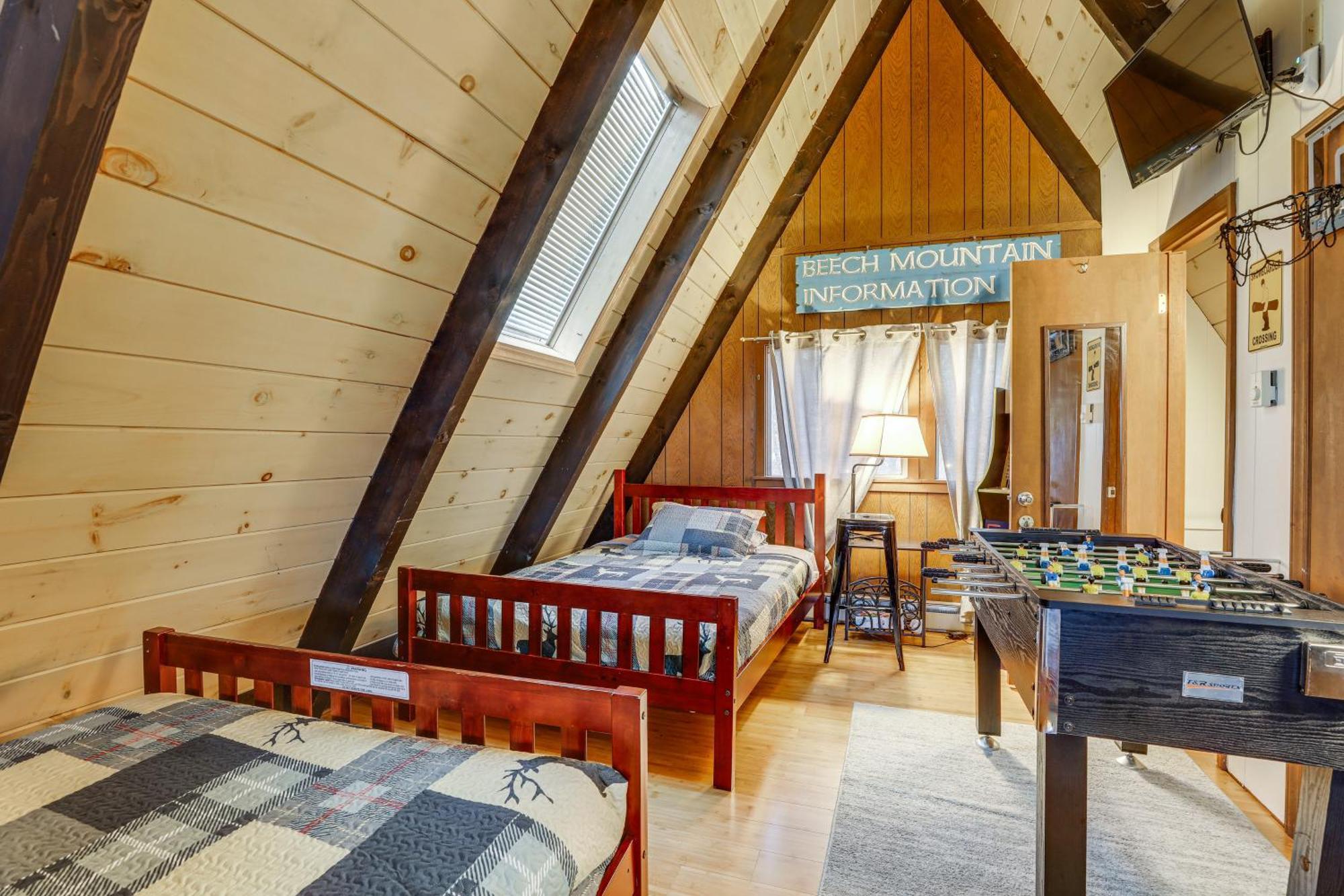 A-Frame Cabin With Hot Tub 1 Mi To Beech Mountain! Bagian luar foto
