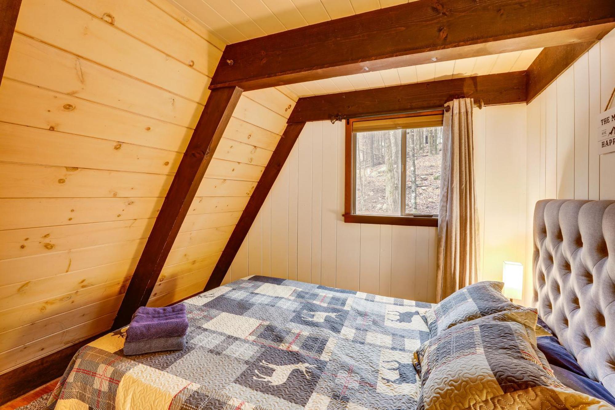 A-Frame Cabin With Hot Tub 1 Mi To Beech Mountain! Bagian luar foto